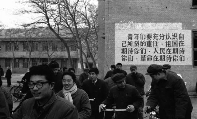 1977年，我國(guó)恢復(fù)高考。圖為在北京高考考點(diǎn)外的標(biāo)語(yǔ)。